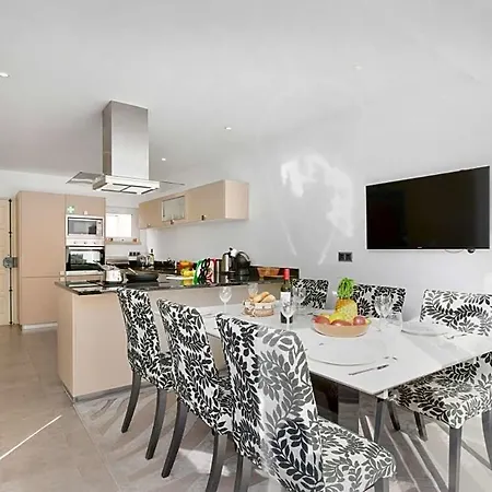 Sleeps 6 With Pool And Air Con *