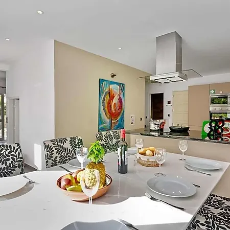 Sleeps 6 With Pool And Air Con 别墅