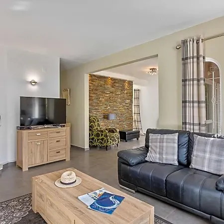 别墅 Sleeps 6 With Pool And Air Con