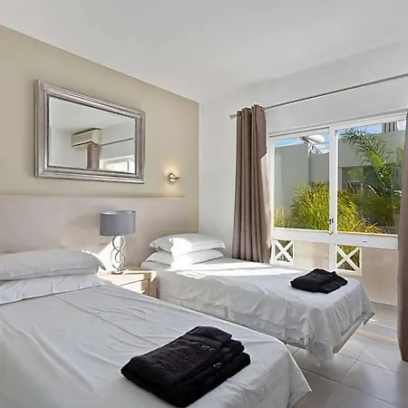 Sleeps 6 With Pool And Air Con *