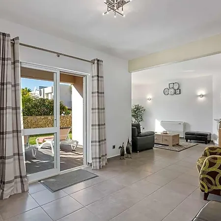 Sleeps 6 With Pool And Air Con Villa