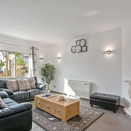 Sleeps 6 With Pool And Air Con Villa